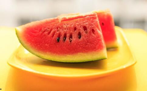 夏季吃瓜句子,夏季吃瓜的畅快体验