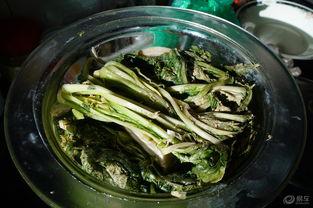 卖瓜男子吃咸菜,咸菜相伴见证诚信